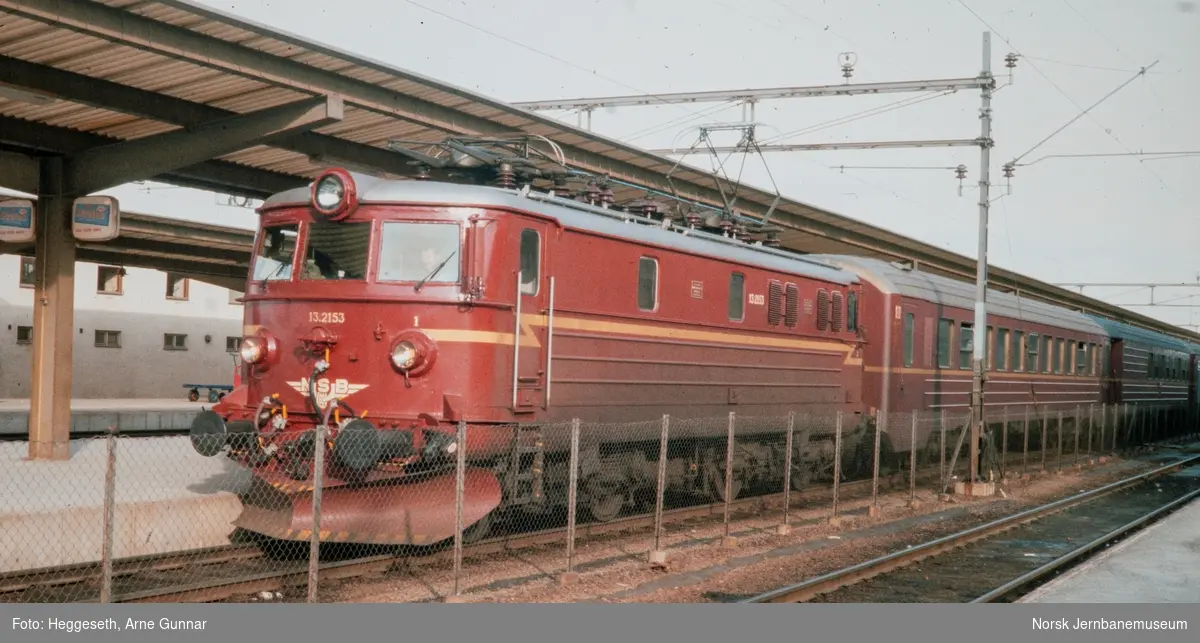 Elektrisk lokomotiv El 13 2153 med ekspresstog til Oslo på Trondheim stasjon