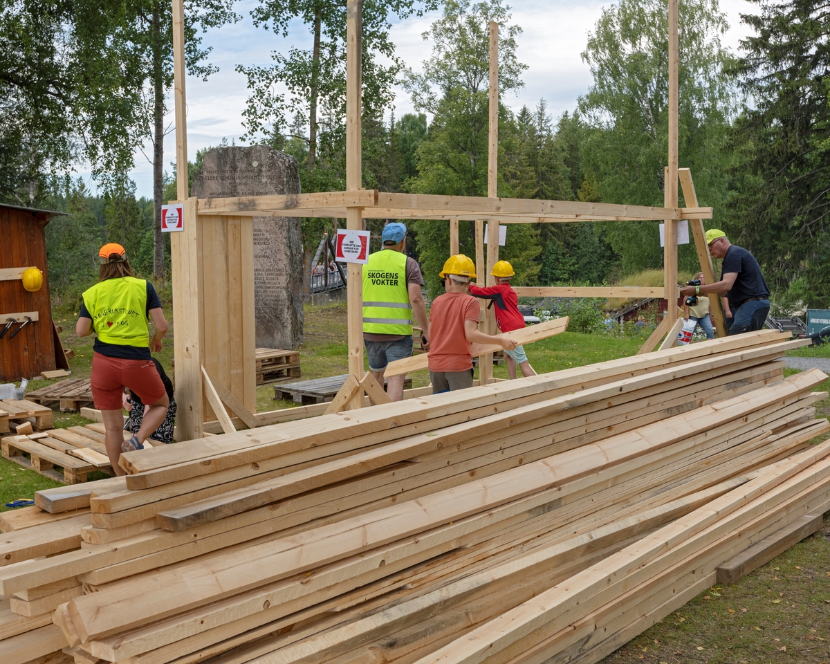 Barn bygger plankehytte på Skogbrukstunet under De nordiske jakt- og fiskedager 2022 på Norsk skogmuseum, Elverum, Innlandet. Plankehytta.