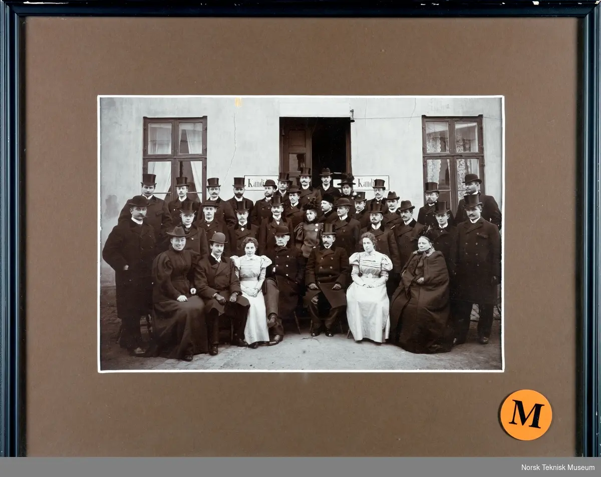 Medisinerkullet 1897-II med leger og jordmødre foran Fødselsstiftelsen i Kristiania.