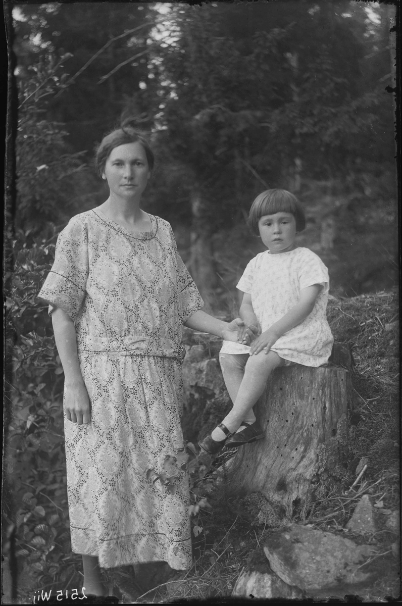 Fotografering beställd av Norman. Föreställer sannolikt Rut Gunhild Maria Kahnberg (1884-1964) med hennes dotter Gunborg Margareta (1920-1998) bosatta på Tegelvreten 2 i Västerås.