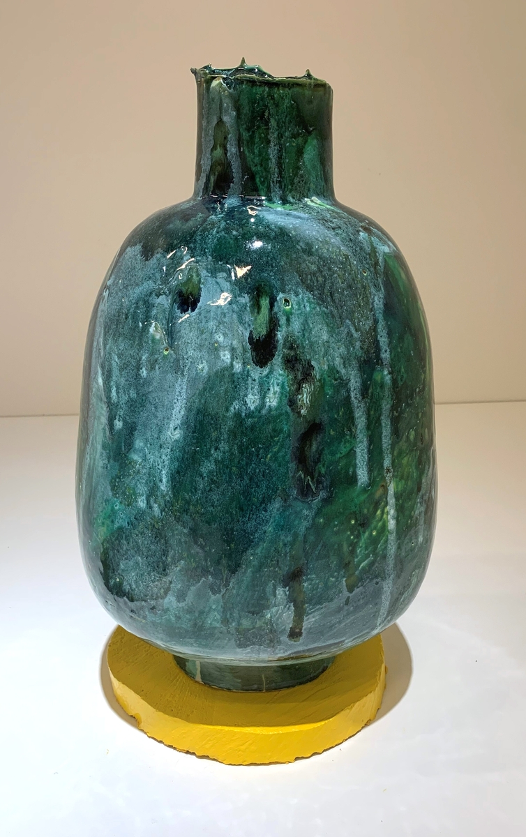 Stor grøn vase på gult stett [Skulptur]
