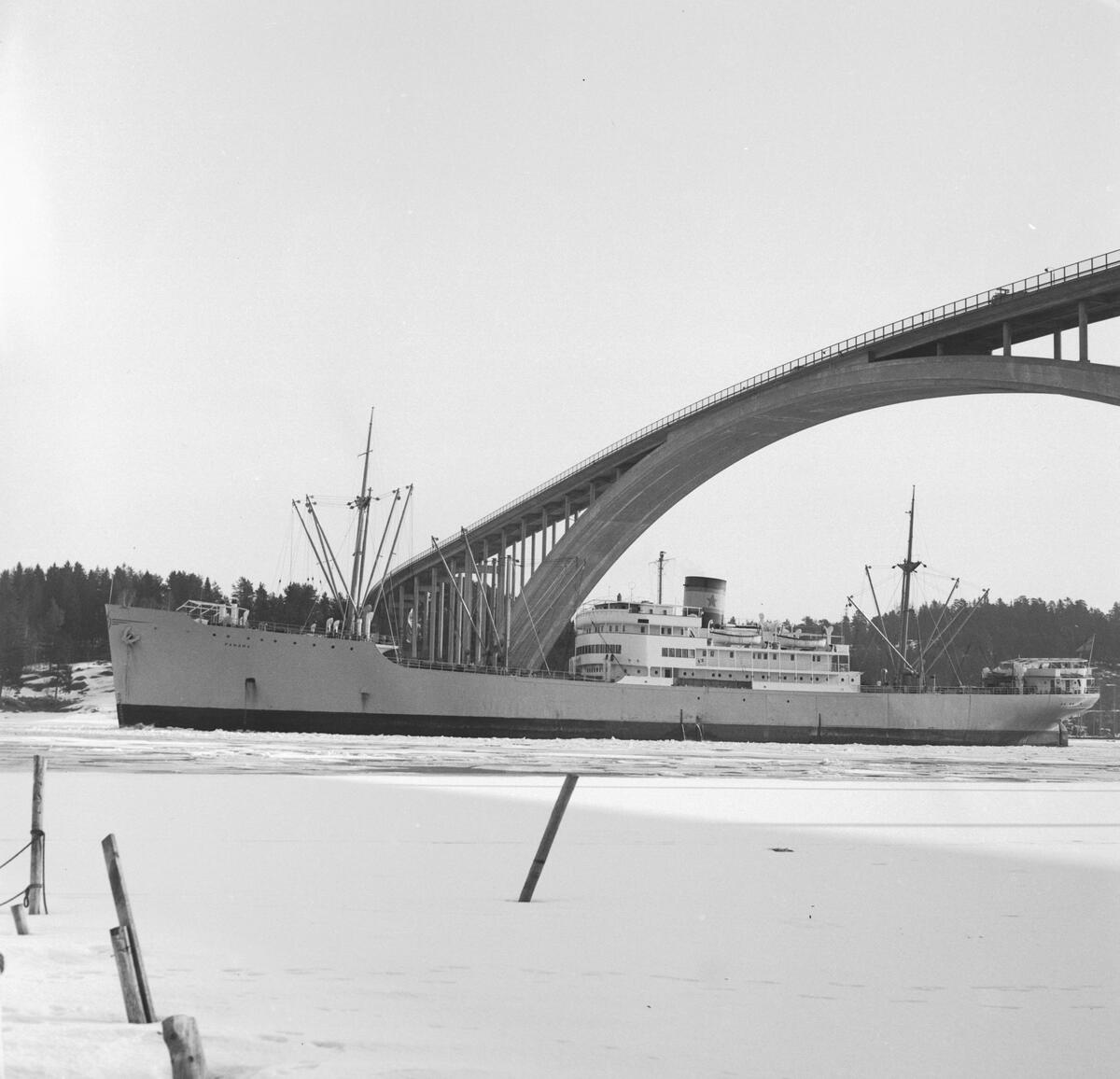 Fartyget Panama vid Sandöbron
