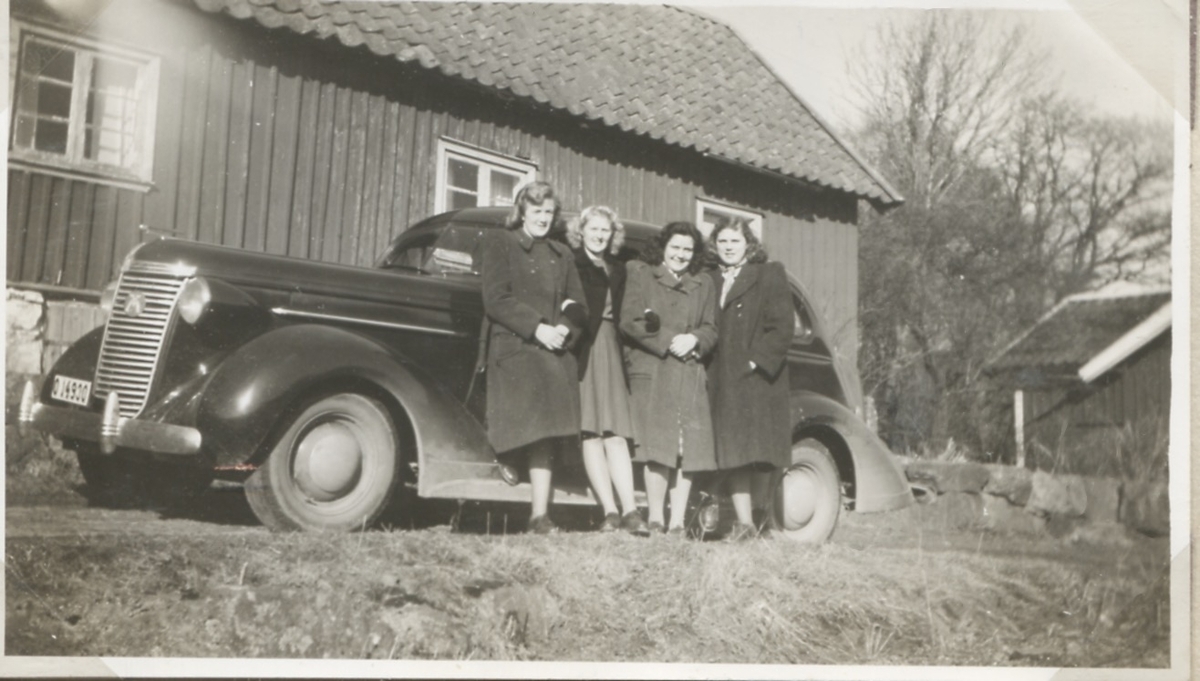 Fyra kvinnor står framför en bil vid Apelgården "Snickarns" okänt årtal. Från vänster: 1. Ingegärd Magnusson, Apelgården. 2. Okänd kvinna. 3. Sara Nyberg Hällegårdh. 4. Okänd kvinna.