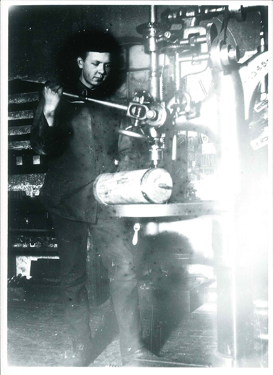 Harald Rydgren i arbeid med søylebormaskin i det mekaniske verstedet i verkstedbygningen på Kistefos Træsliberi.
