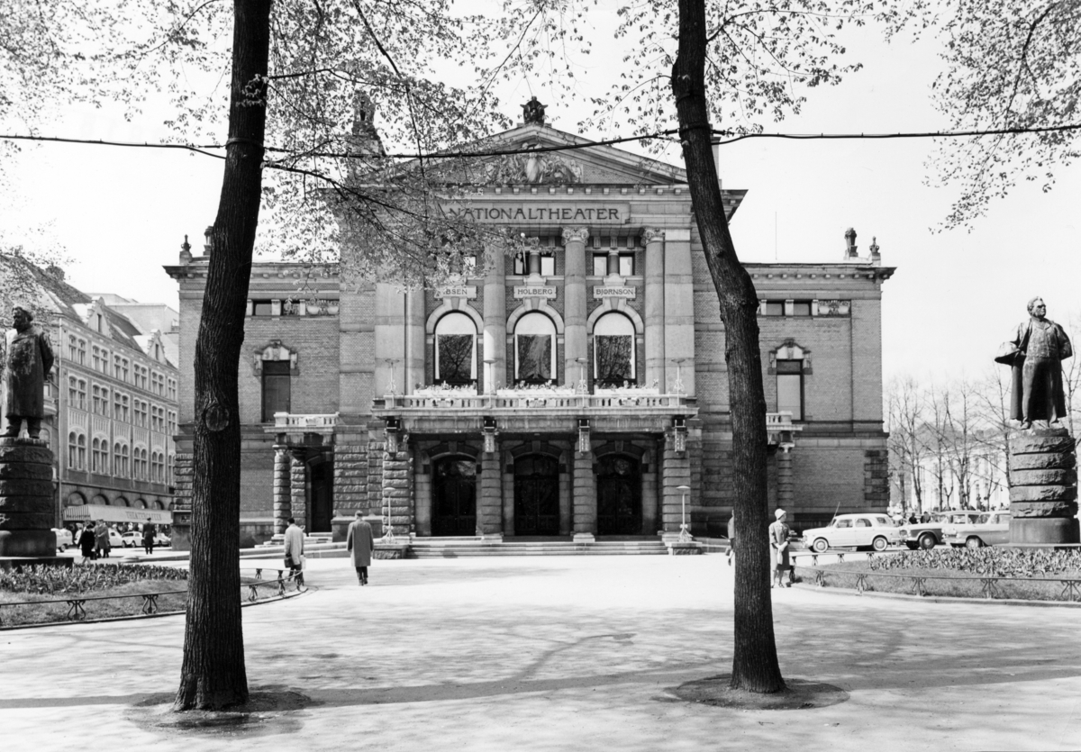 Foto av fasaden på Nationaltheatret i Oslo.