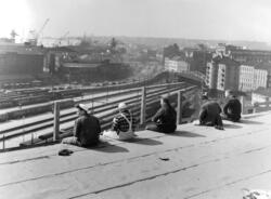 Foto av arbeidsfolk som tar en pause på taket av Wilhelmsenb