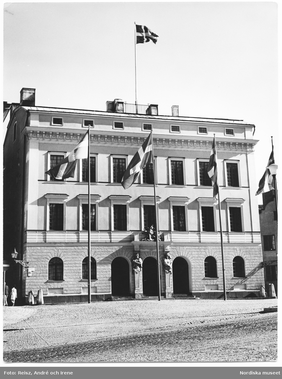 Stockholm. Tessinska palatset i Gamla stan uppfördes av Nicodemus Tessin d. y. omkring 1696-1700 och är överståthållarens bostad sedan 1773. Palatset är en av landets vackraste barockbyggnader.
