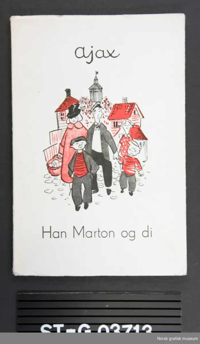Bok med myke omslagspermer i hvit kartong. Omslaget viser en illustrasjon i sort og rødt av 2 voksne og 3 barn foran trehus og Valbergtårnet. Boken er på 96 sider med flere illustrasjoner inni.
