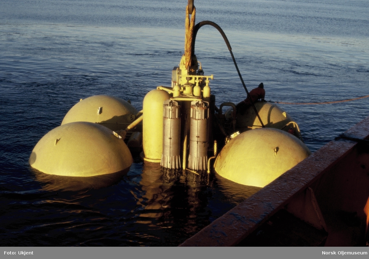 Test av en maskin for nedgraving av rør på dypt vann fra Kværner og Statoil. Maskinen heises ut i sjøen fra forsyningsskipet M/S "Tender Captain".