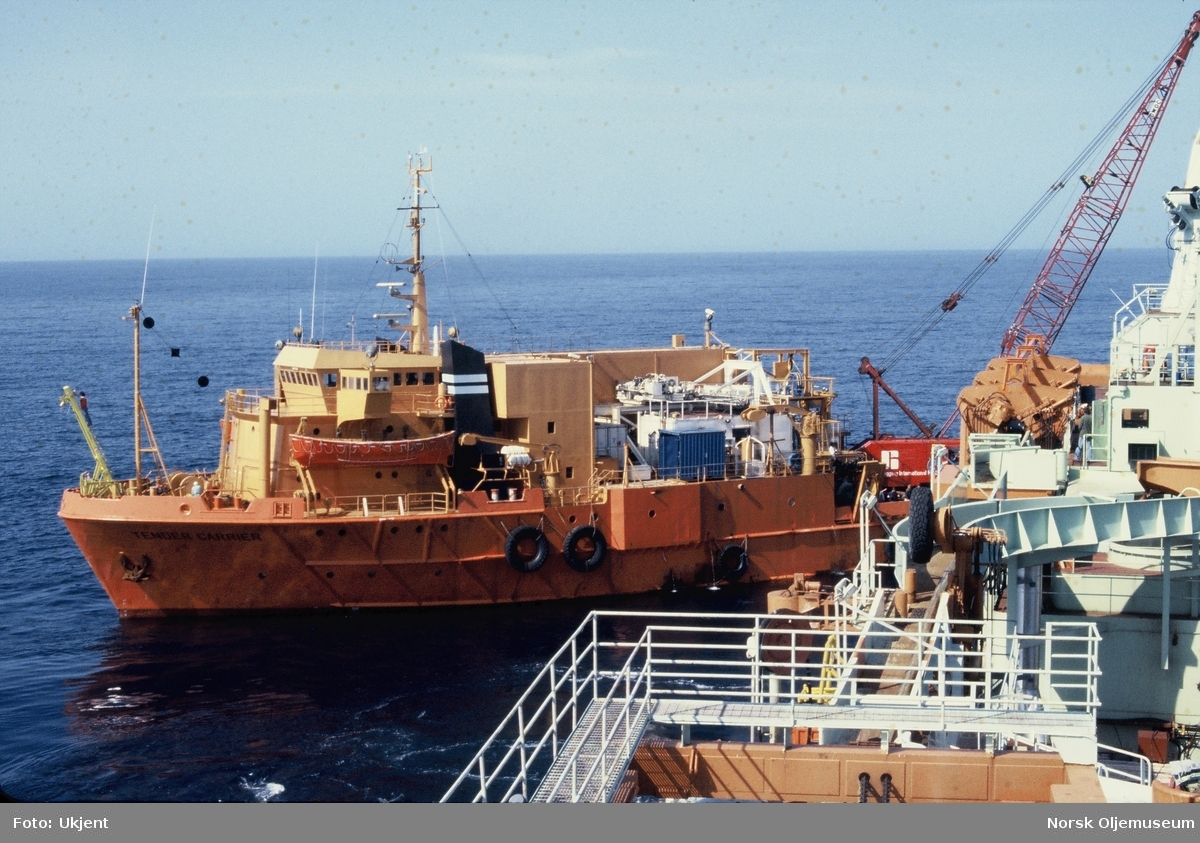 Forsyningsskipet "Tender Carrier" er fortøyd inntil et annet skip.