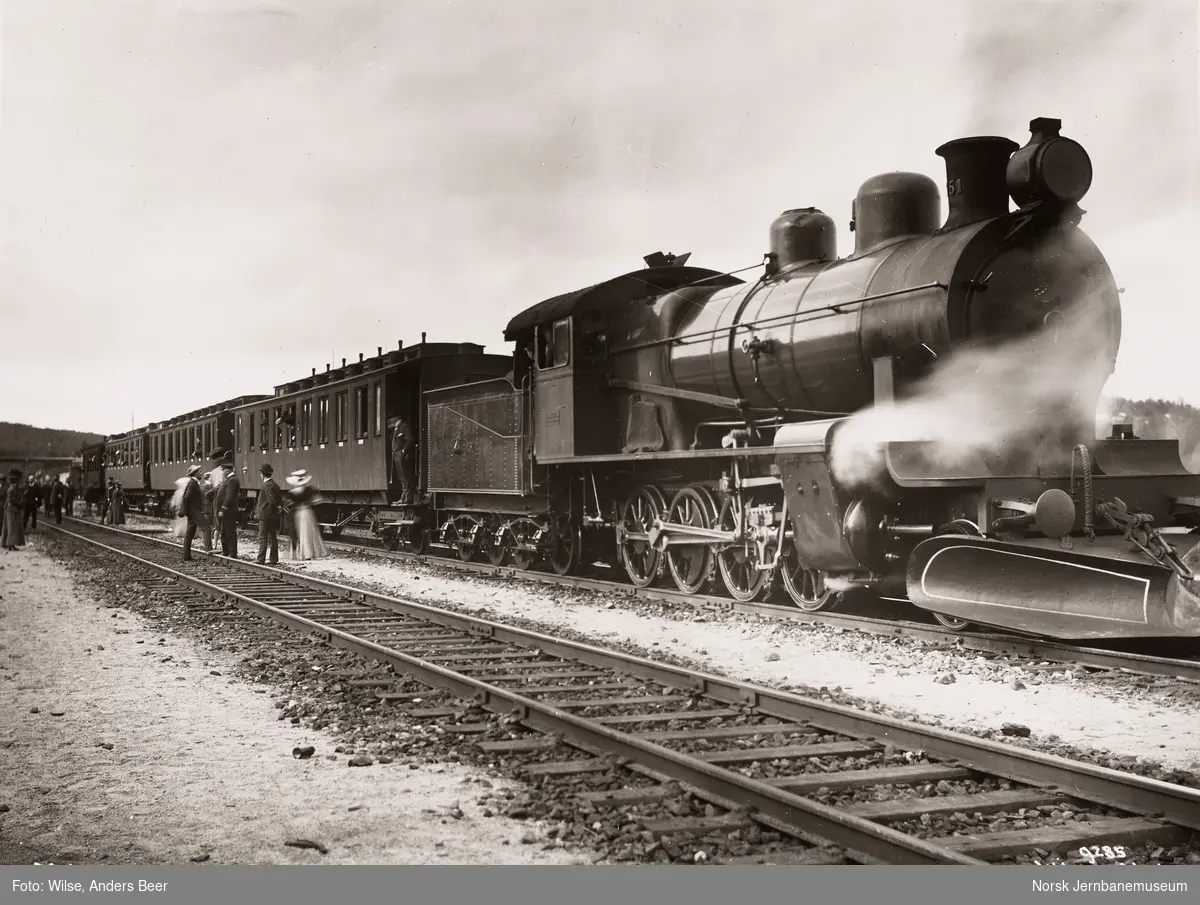 Damplokomotiv type 19a nr. 151 med persontog på Narvik stasjon