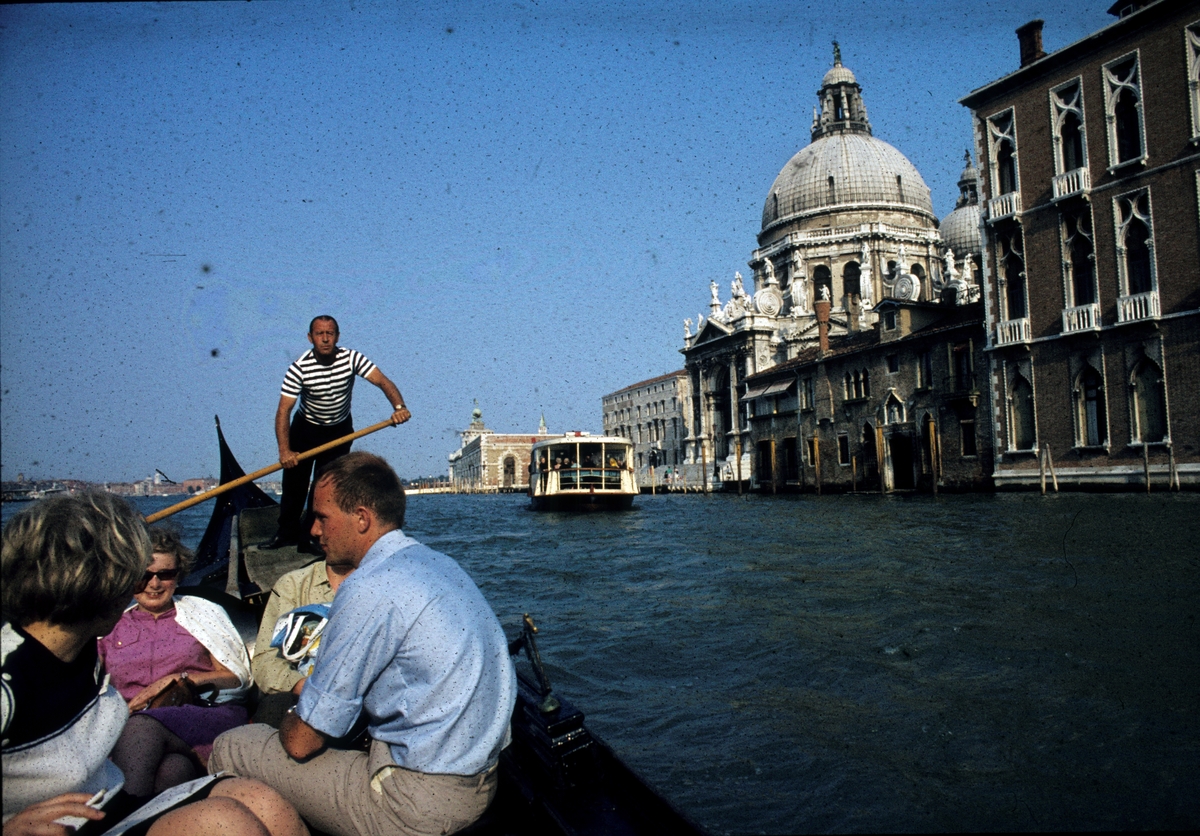 Foto av et par i en gondol på kanalen i Venezia.