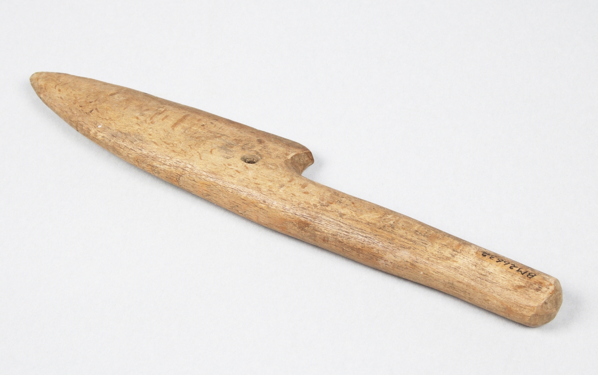 Bandkniv i brunbetsat trä. Tillverkad i ett stycke. Bladet med ett hål som inte är genomgående.

Funktion: Bandkniv används för att slå ihop inslagen vid vävning i bandvävstol eller bandgrind.