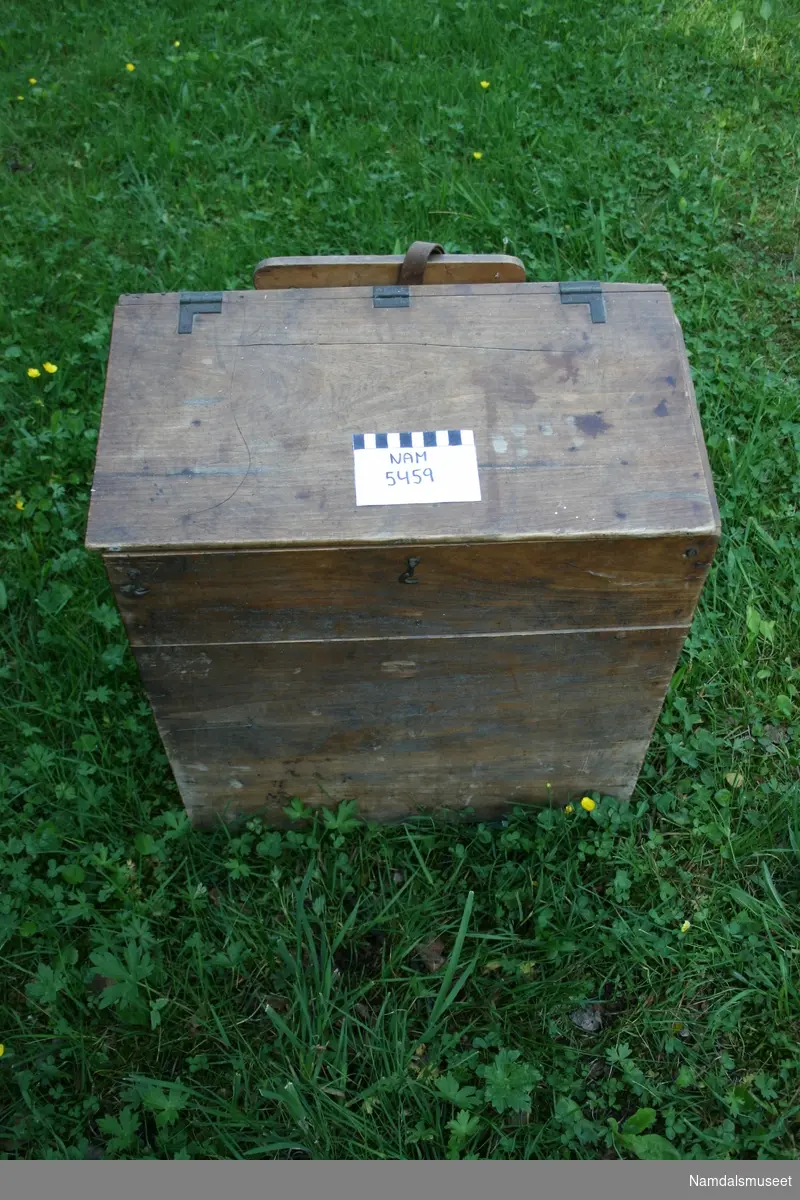 Ryggsekk av tre formet som en kasse