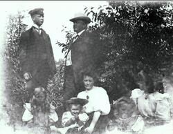 Familien Rydgren i hagen ved bestyrervillaen ved Kistefos Tr