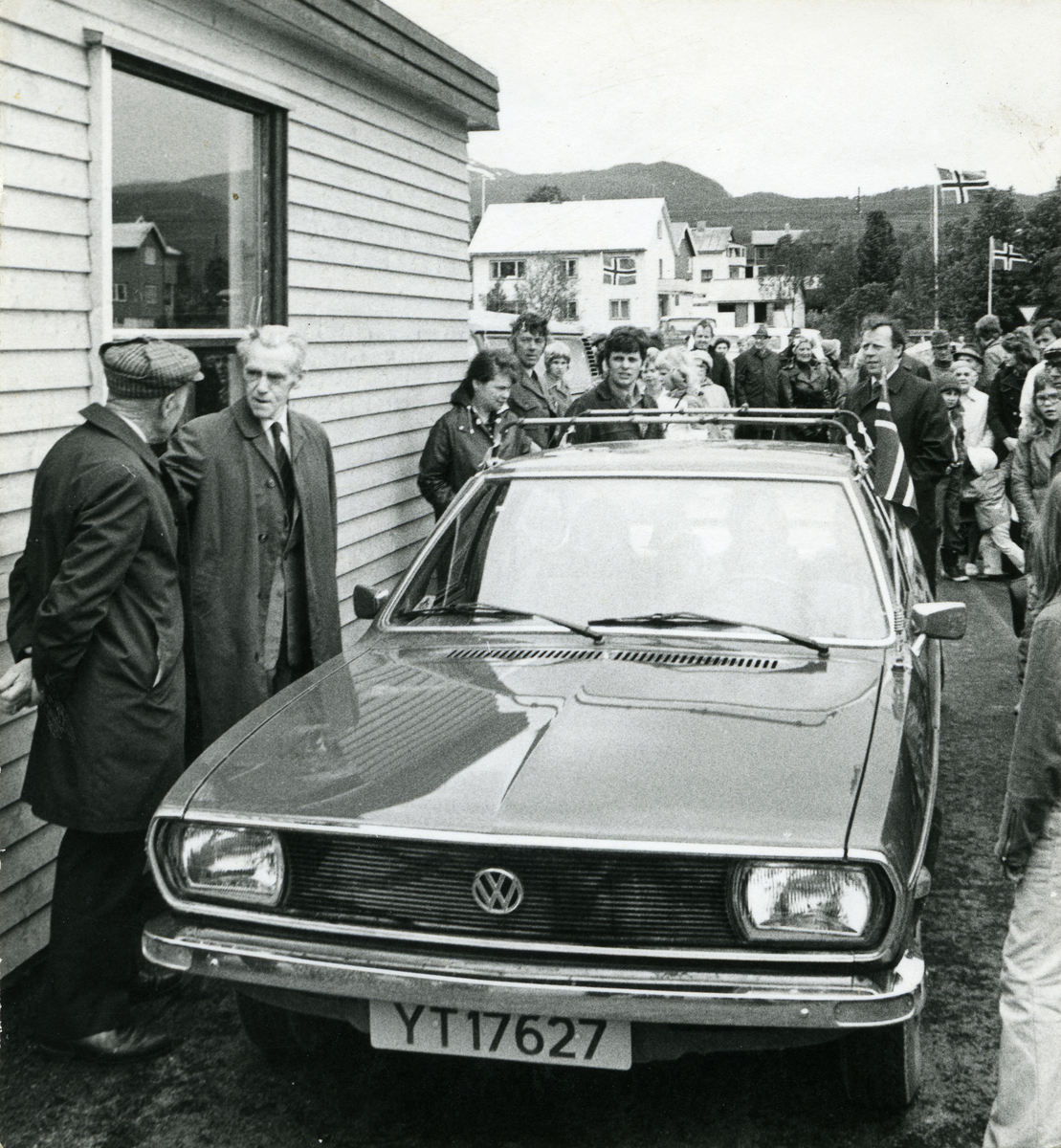 Ordfører P.C. Reinsnes åpner Sortlandsbrua i 1975. Bildet er tatt ved brukiosken på Sortland-sida. Bilen er trolig en VW Passat fra ca. 1973-74.