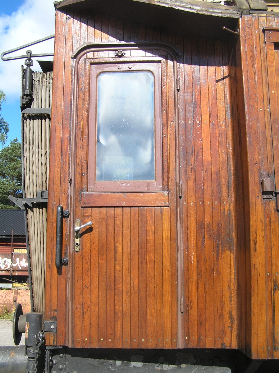 Restaurangvagn SJ ABo3a nr 2702.

Restaurangvagn av 1913 års modell. Vagnen har restaurerats i Järnvägsmuseets egen verkstad mellan 2009 till 2024 till nära originalutförande, efter efter att ha tömts på i princip all inredning 1965. Stora inslag av rekonstruktioner men med tidstypiska material och metoder. Hela inredningen har rekonstrueras efter äldre ritningar och fotografier, ett dörrparti från en samtida vagn som skrotats har dock kunnat återanvändas. 
Nybyggda fönster. Teakpanelen utvändigt är till större del original, panelen har demonterats, skrapats och återmonterats.