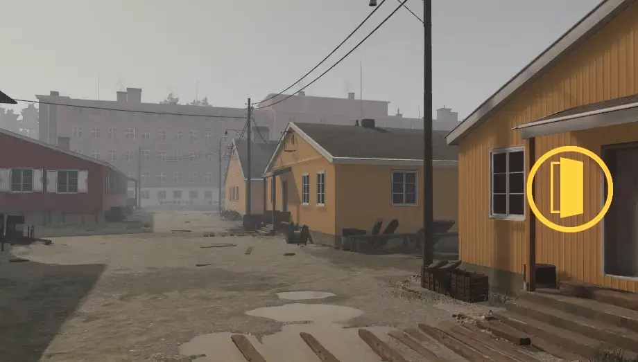 Digitalt bilde hentet fra VR av Grini fangeleir. Hovedmotivet er hovedbygningen, som man ser bakerst i bilde. Foran til venstre er det et rødt trehus, og til høyre to gule brakker. Bakken er gjørmete og våt.