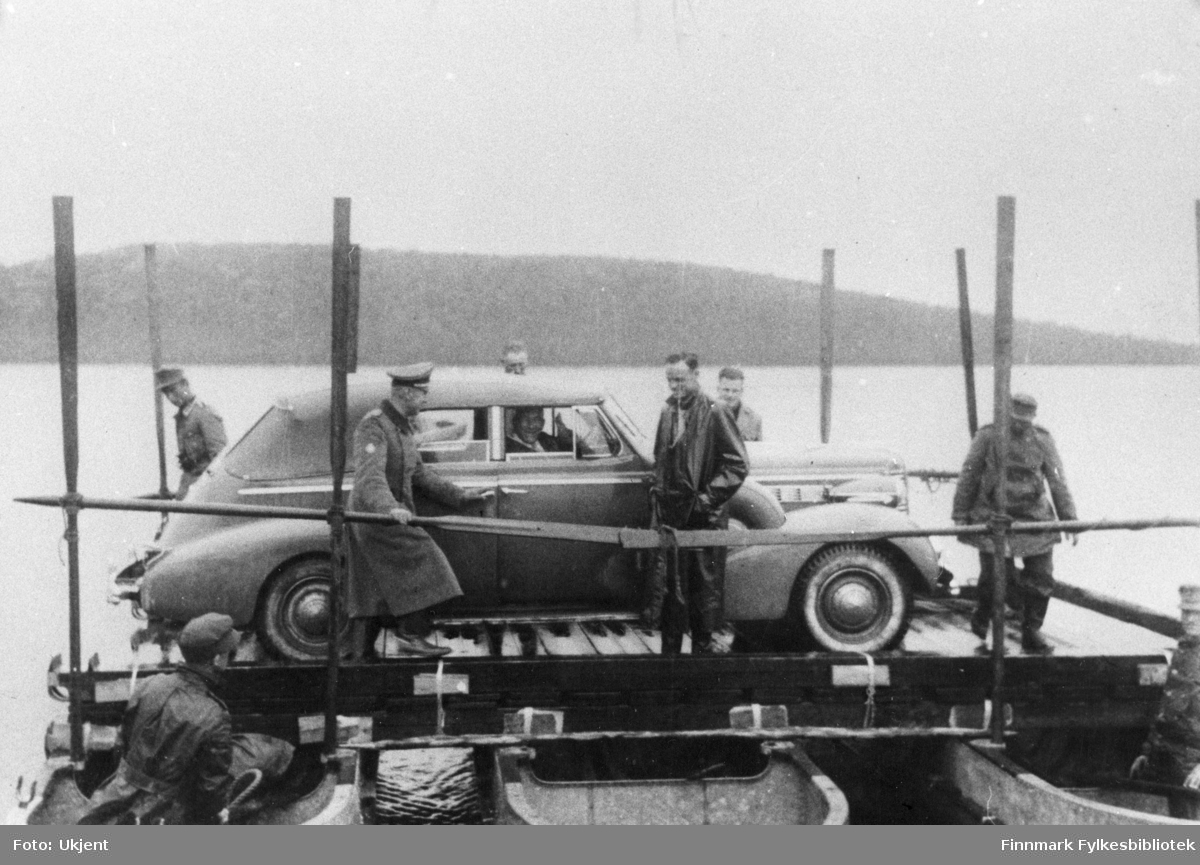 Tysk offiser og soldater tar fergen over ved Svanvik. Bilen er Buick Convertible Sedan 1938-modell. Bildet er tatt i samme situasjon som GK-FV.0001223.