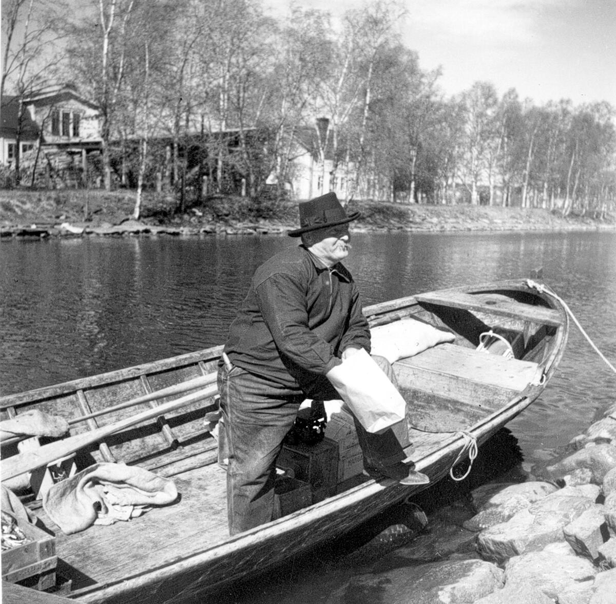Fiskare Hägglund med sin fångst. - Västernorrlands museum / DigitaltMuseum