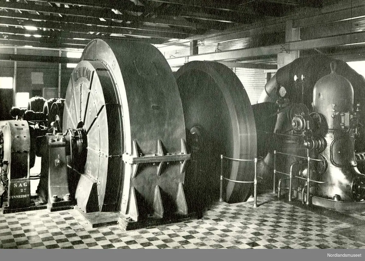 Fagerli. 
Interiør fra Fagerli kraftstasjon. Bildet viser den største maskinen som gruveselskapet anskaffet i 1929. Fra venstre ses en Oerlikon generator og svinghjulet, Kværner regulator og Kværner turbin. 

Foto Ukjent.