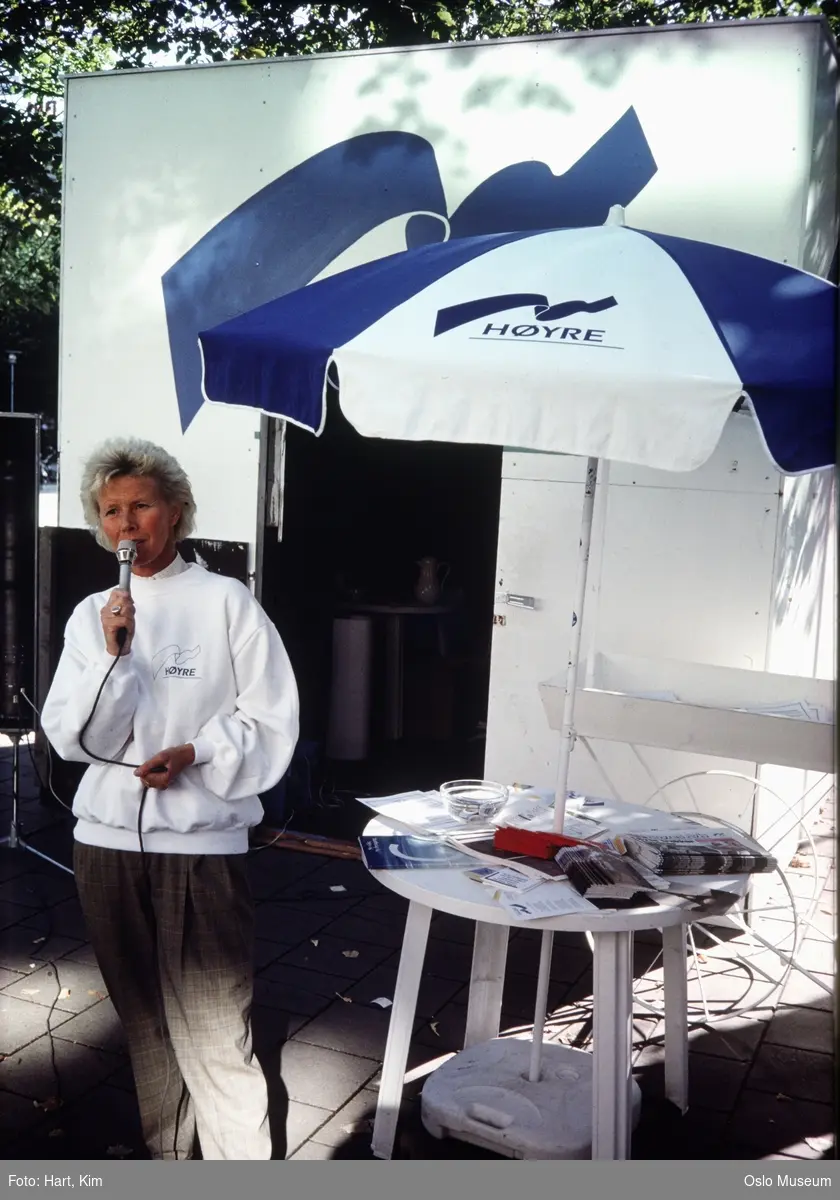 Stortingsvalget 1989, Høyres valgstand, kvinne, politiker, valgbod, parasoll, valgmateriell