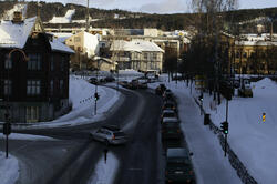 Trafikk i Bryggevegen mot krysset med Kirkegata, Lillehammer