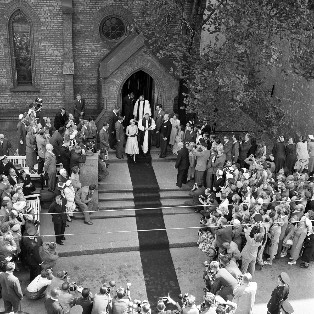 Dronning Elizabeth II kommer på statsbesøk til Norge. Her forlater Dronningen og Prins Philip St. Edmunds Church i Møllergata 30 i Oslo etter en gudstjeneste og tar farvel med biskop og pastor i kirken.