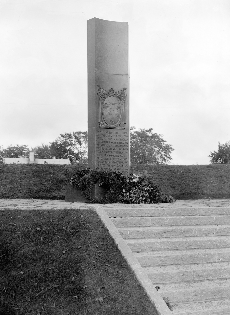 Monumentet till 100-årsminnet av Göta kanals invigning 1832. Rest invid Bergs slussar 1932.