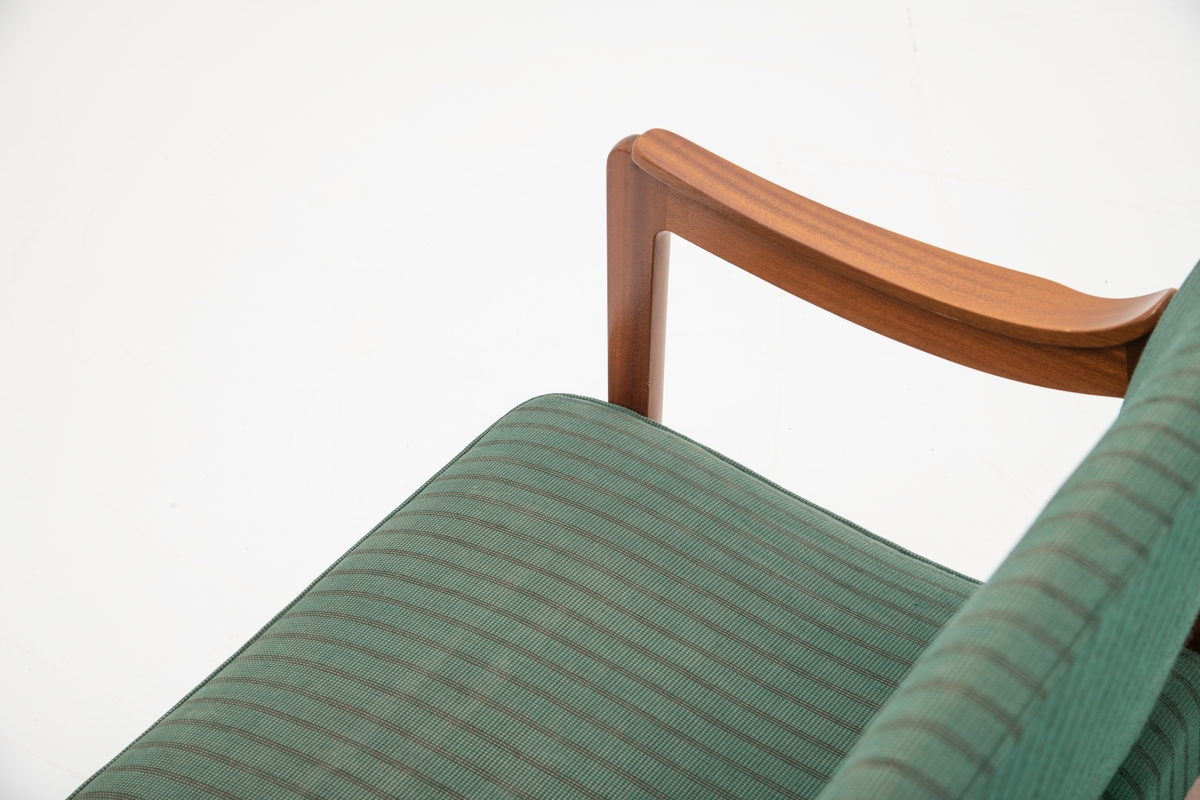Sofa med stripete grønn tekstil. Modell: Venterom Ergo, tegnet av Olav Haug