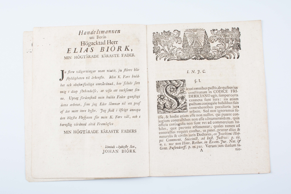 Avhandling, år 1758. Häfte i blekt papper med svart text: "DISSERTATIO JURIDICA, DE AUCTORAMENTO........"