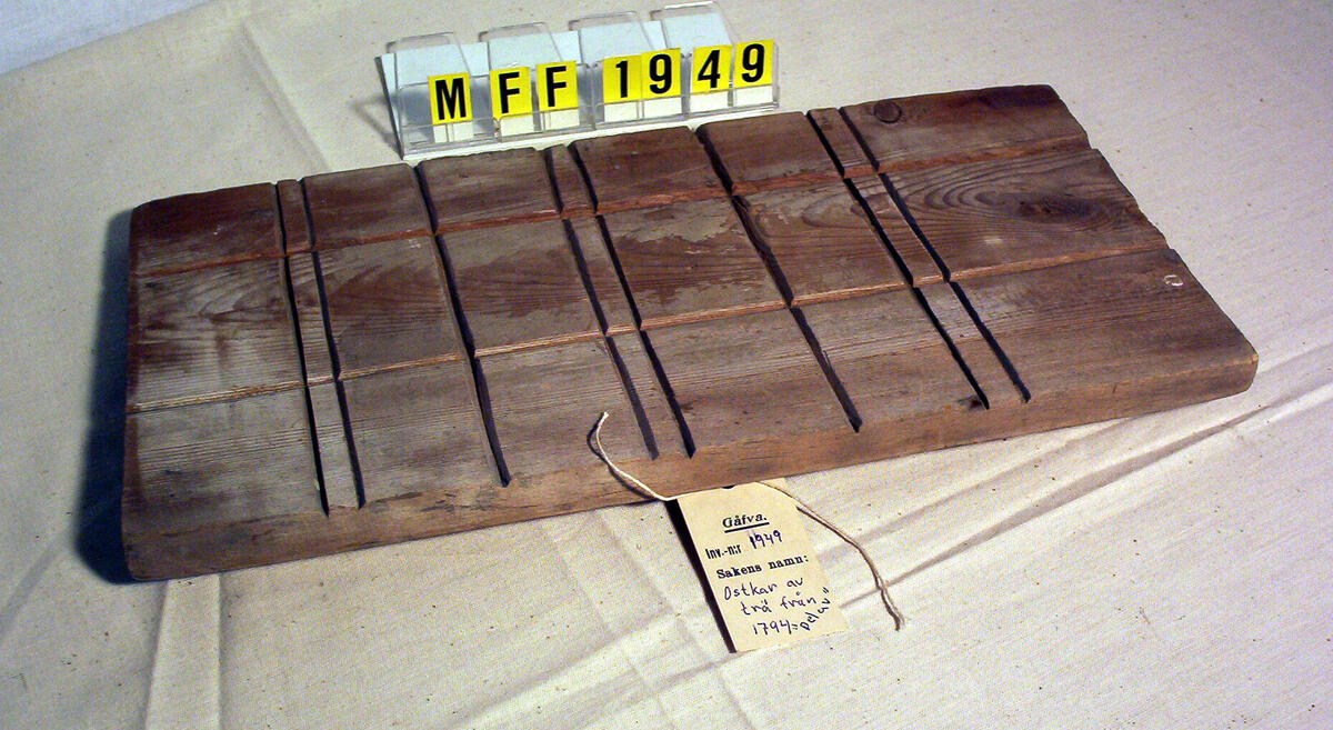 Ostkar av trä. Inskuret " 1794, D 30/5, P.J.S ". " Bomärke " samt " B.M.D ". Gåva av C Wahlström, Skottsund, Njurunda, förmedlad av Olof Högberg, Skottsund.