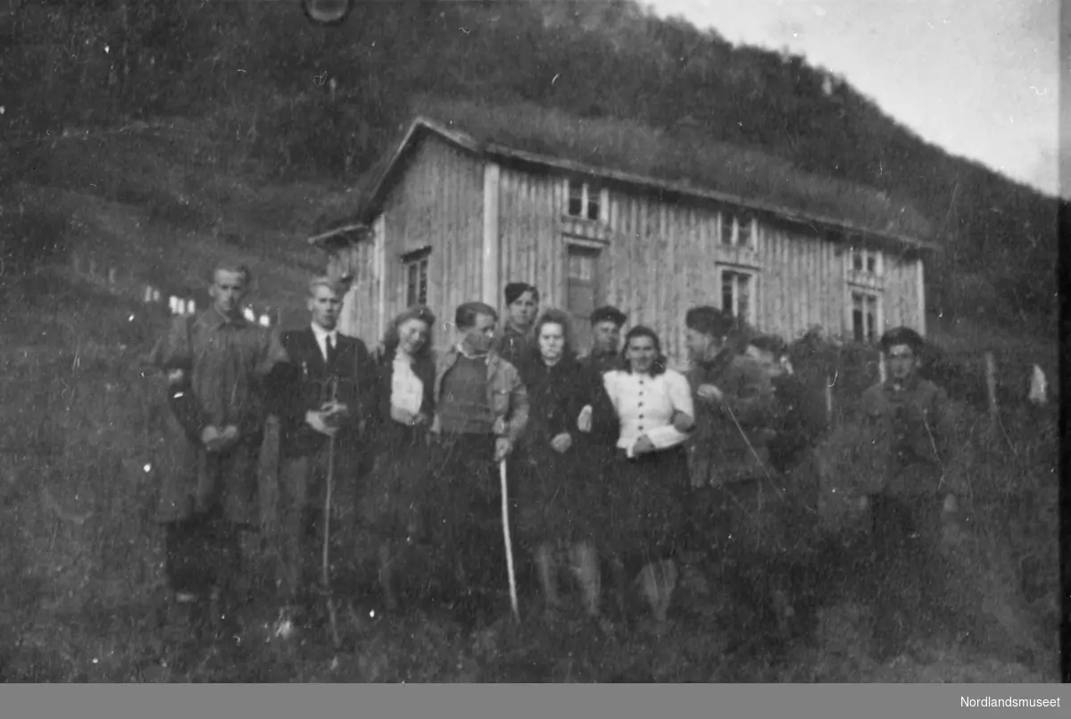 Einer, Olaf, Solveig, Edny, Magny - med russefanger, 1945.