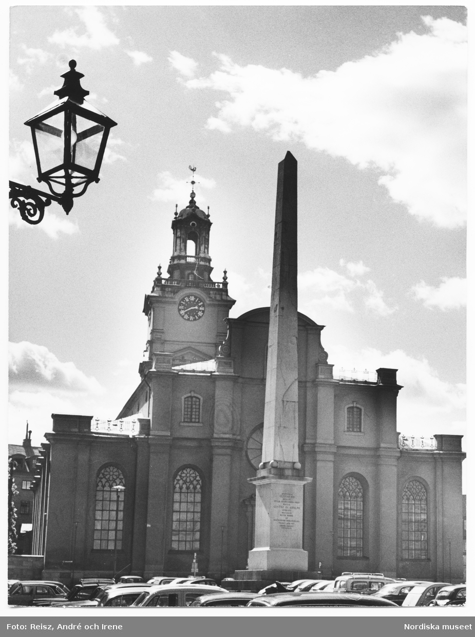 Stockholm. Obelisken vid slottsbackens krön ritad av Louis Jean Desprez är ca 35 m hög, den invigdes 3 oktober 1800. I bakgrunden Storkyrkan.