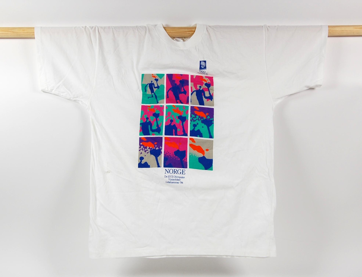 Hvit t-skjorte med 9 flerfargede moriver hentet fra piktogrammer av Fakkelmannen. Det er også en logo for de olympiske vinterleker på Lillehammer i 1994.