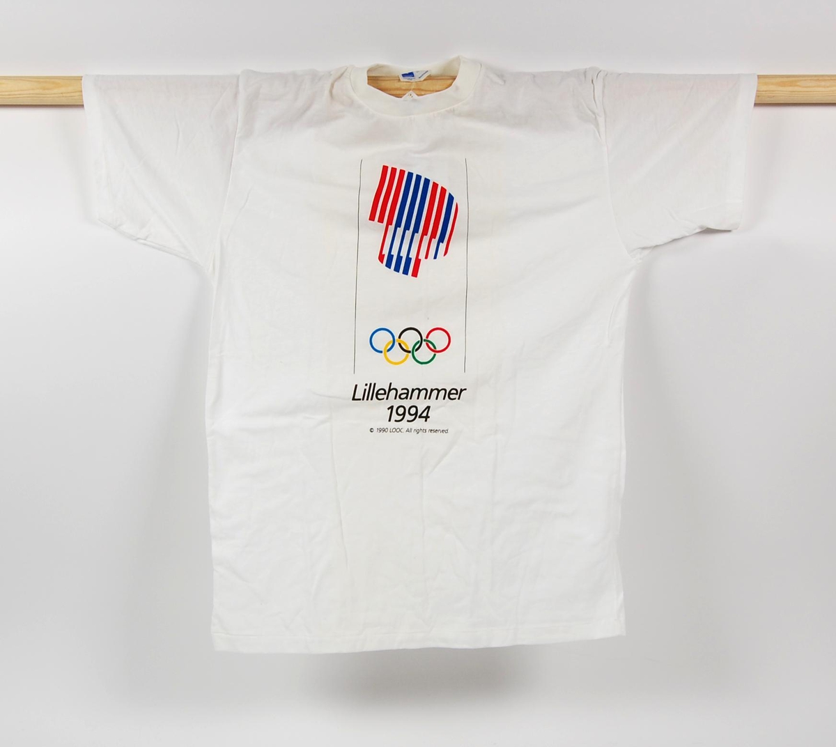 Hvit t-skjorte i størrelse M. T-skjorten har logo for de olympiske vinterleker på Lillehammer i 1994.
