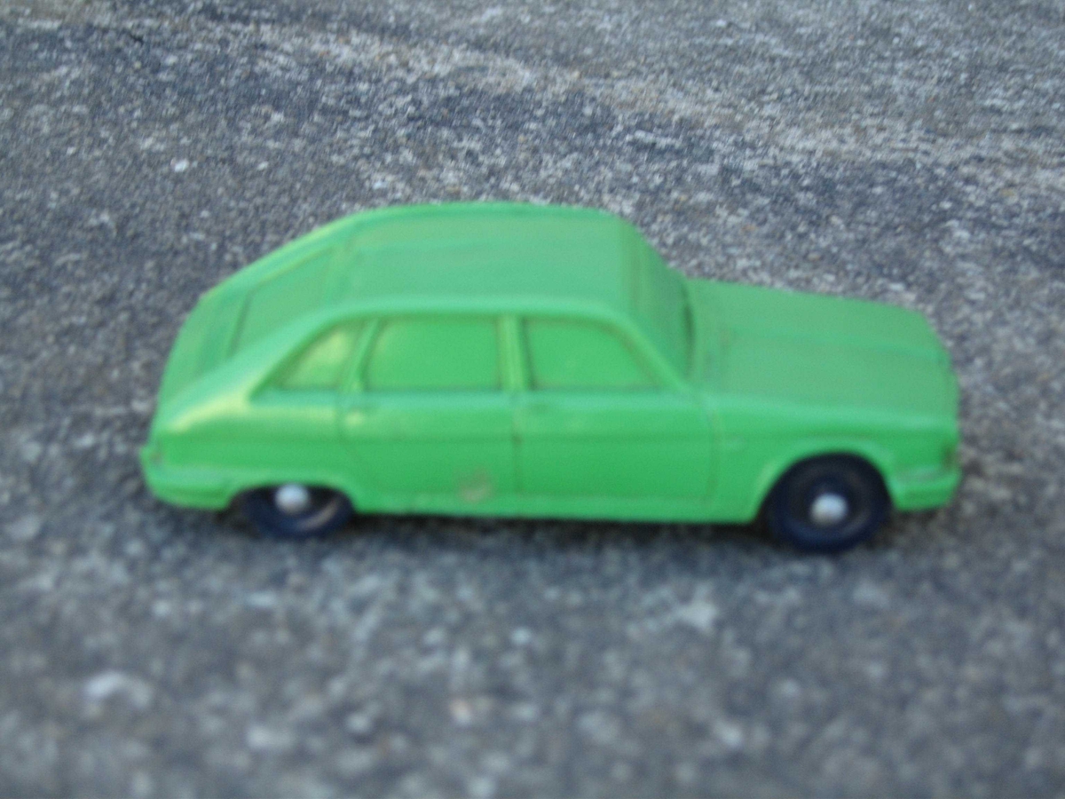 Grønn lekebil i vinyl. Modellen er Renault 16 TL.