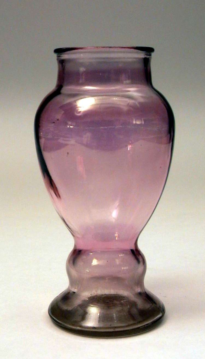 Blomsterglass i svakt rosa glass.