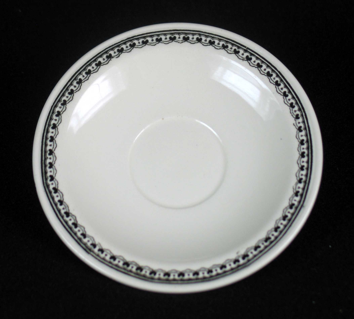 Skål i offwhite keramikk med sort dekor.