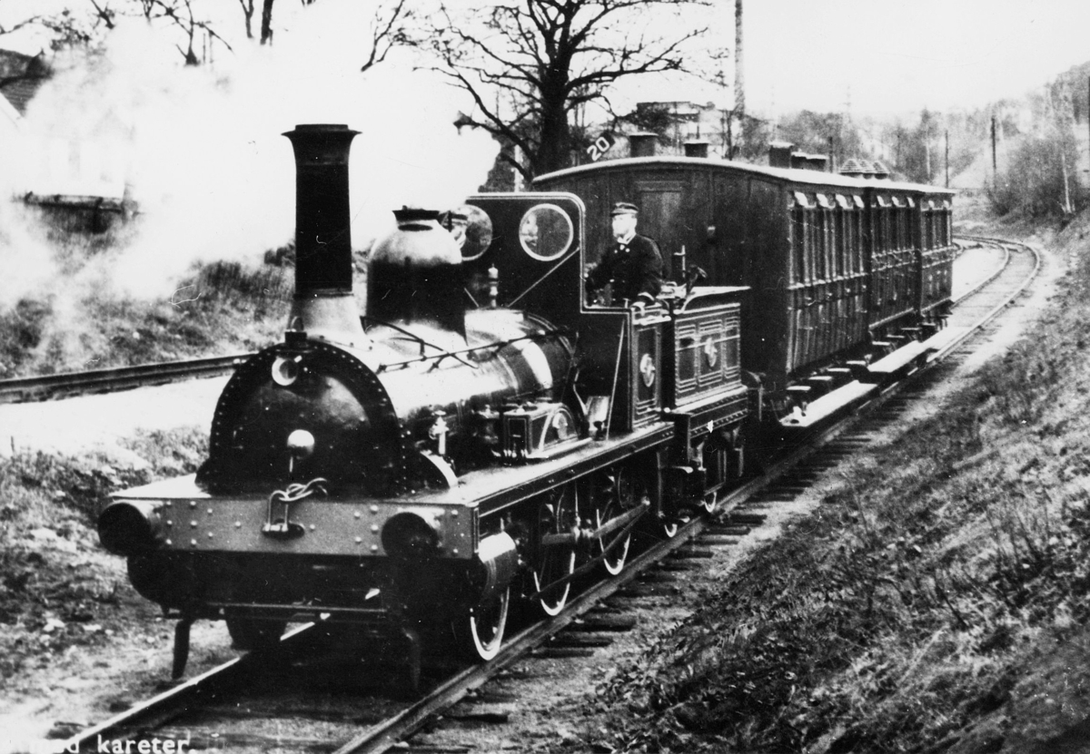 transport, tog, NSBs damplokomotiv type 2a nr. 17 med karetvogner, mann.