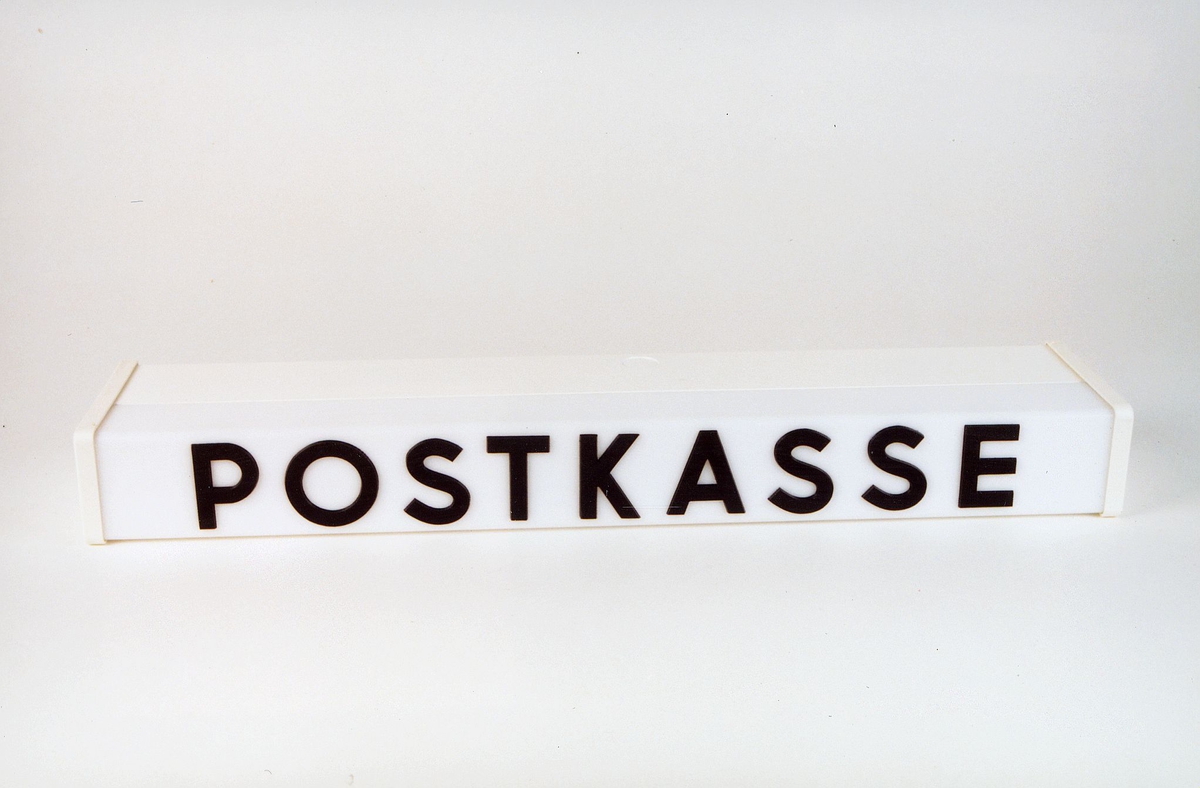 Postmuseet, gjenstander, skilt, opplysningsskilt, lysskilt for innendørs postinnkast, Postkasse.