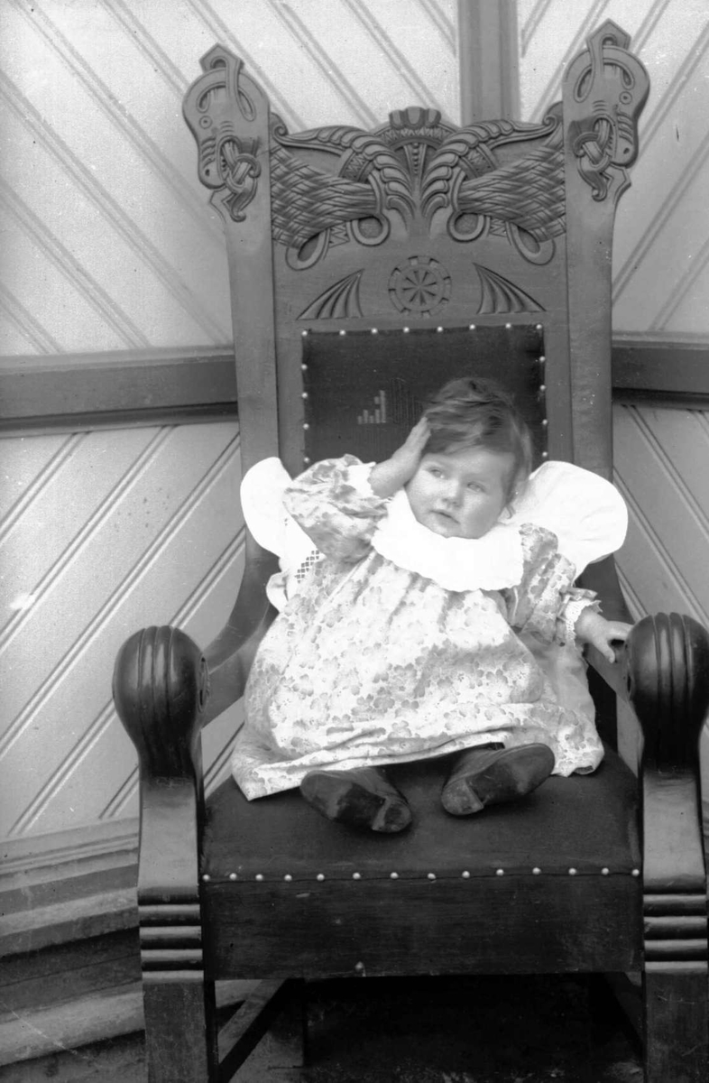 02.05.1910. Johs. Haugens barn. Portrett, liten jente sittende i stor stol.