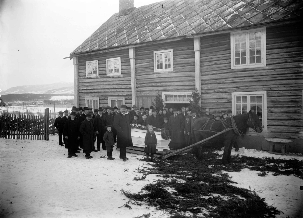Kort :N . Fron Solbrå ?, begravelse, begravelsesfølge, hestetransport, båre, bolighus, vinter