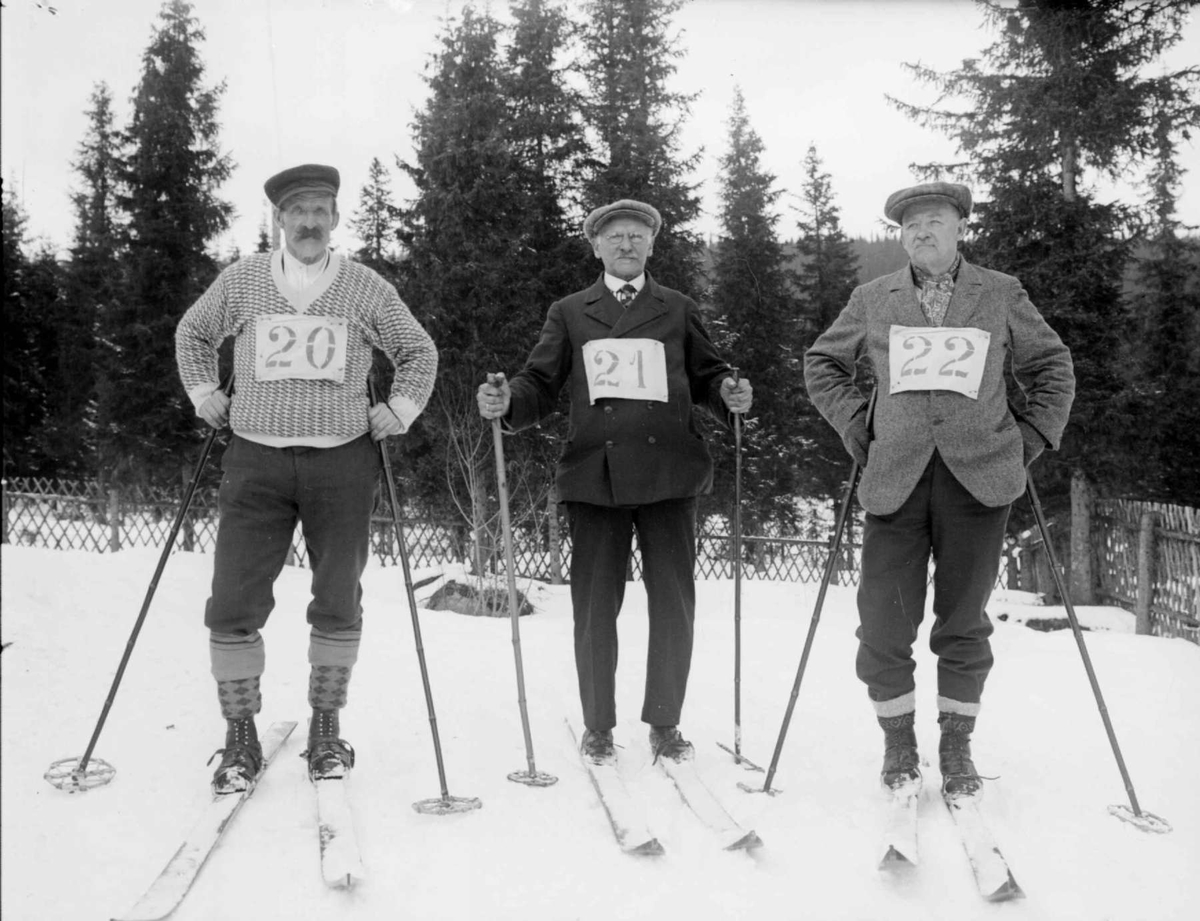Gamlekaras skirenn ved Gamlekaras skihytte 1929. Tre eldre herrer.