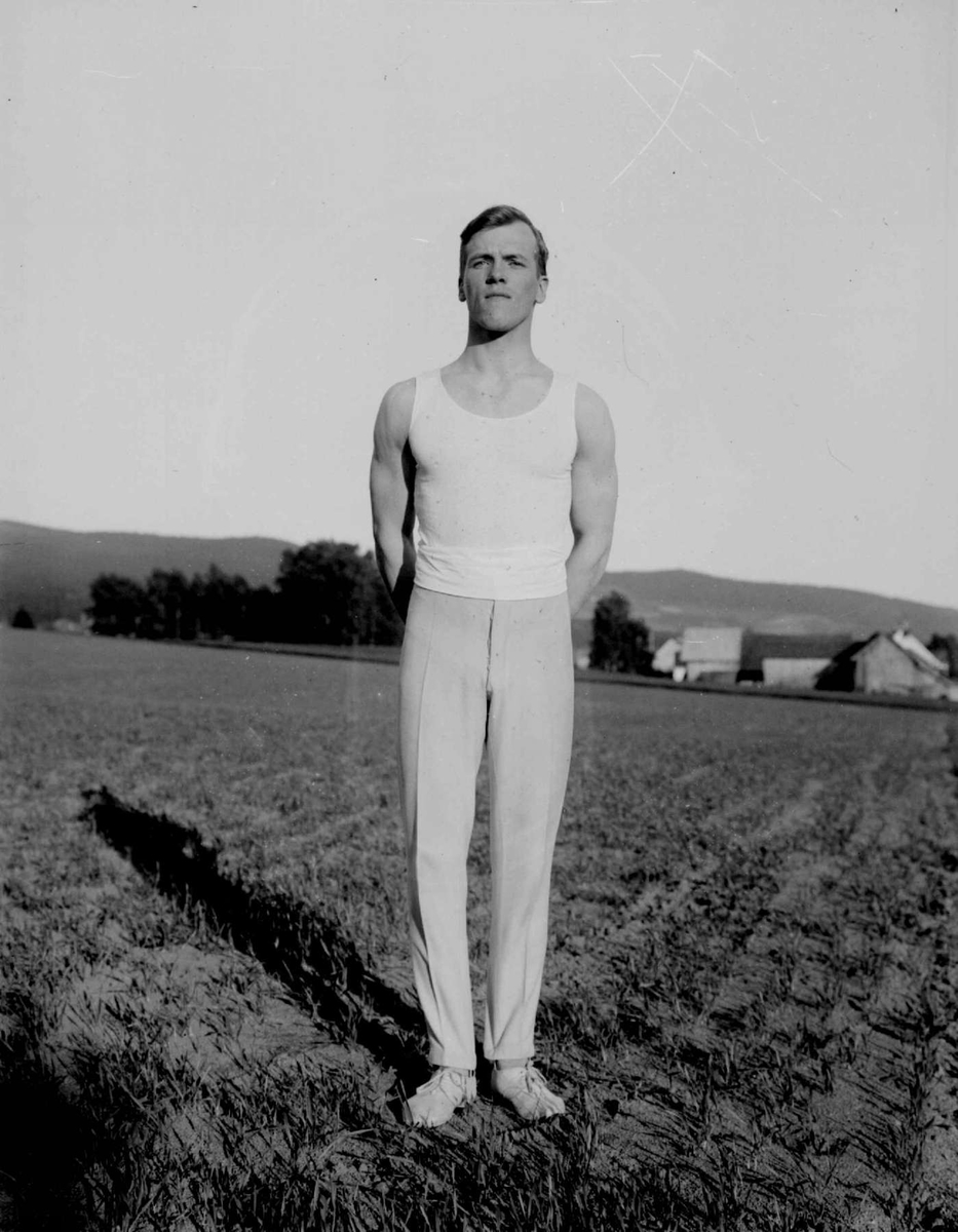 Ung mann i turndrakt. Kåre Viken på Skjellerudjordet. 1930.