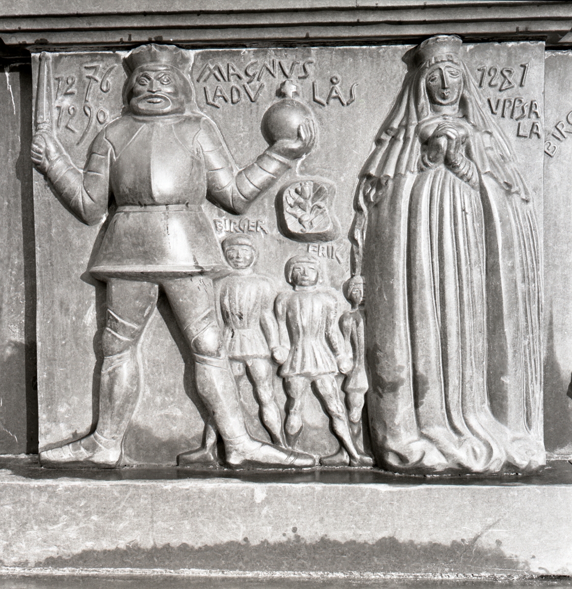 Detalj av sockeln på Folkungabrunnen: Magnus (Birgersson) Ladulås kung 1275-1290 - reliefen visar Magnus med sin drottning Helvig och sönerna Birger, Erik och Valdemar, vilka efter faderns död kommer att iscensätta nästa brödrastrid i form av Håtunaleken (1306) och Nyköpings gästabud (1317).
Folkungabrunnen med Folke Filbyter, skulpturen uppförd av Carl Milles, invigdes 1927. Inspirationskälla till detta verk var Verner von Heidenstams roman Folkungaträdet, där Folkungaättens undergång skildras. Folke Filbyter - ättens stamfader - avbildas, när han till häst letar efter sin bortrövade sonson. Det 16 meter långa brunnskaret i svart granit, fungerande som en barriär mellan torget och gatan, återger med sina reliefer episoder ur Folkungatidens historia.