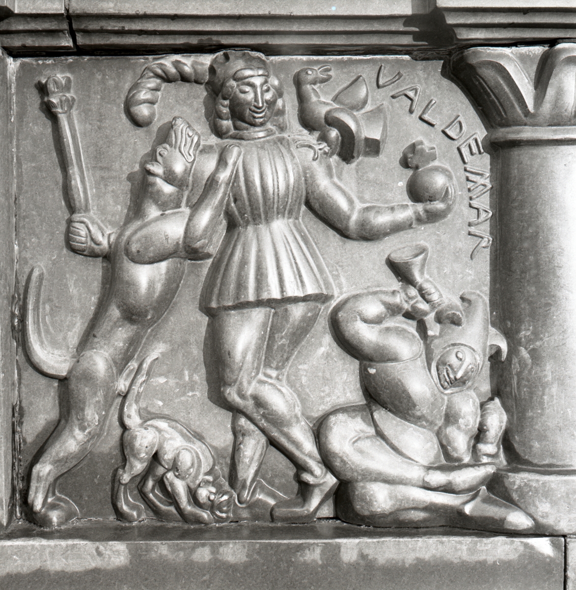 Detalj av sockeln på Folkungabrunnen: Valdemar kung 1250 - 1275 - reliefen visar hur kung Valdemar leker bekymmerslös med spira och riksäpple.
Folkungabrunnen med Folke Filbyter, skulpturen uppförd av Carl Milles, invigdes 1927. Inspirationskälla till detta verk var Verner von Heidenstams roman Folkungaträdet, där Folkungaättens undergång skildras. Folke Filbyter - ättens stamfader - avbildas, när han till häst letar efter sin bortrövade sonson. Det 16 meter långa brunnskaret i svart granit, fungerande som en barriär mellan torget och gatan, återger med sina reliefer episoder ur Folkungatidens historia.