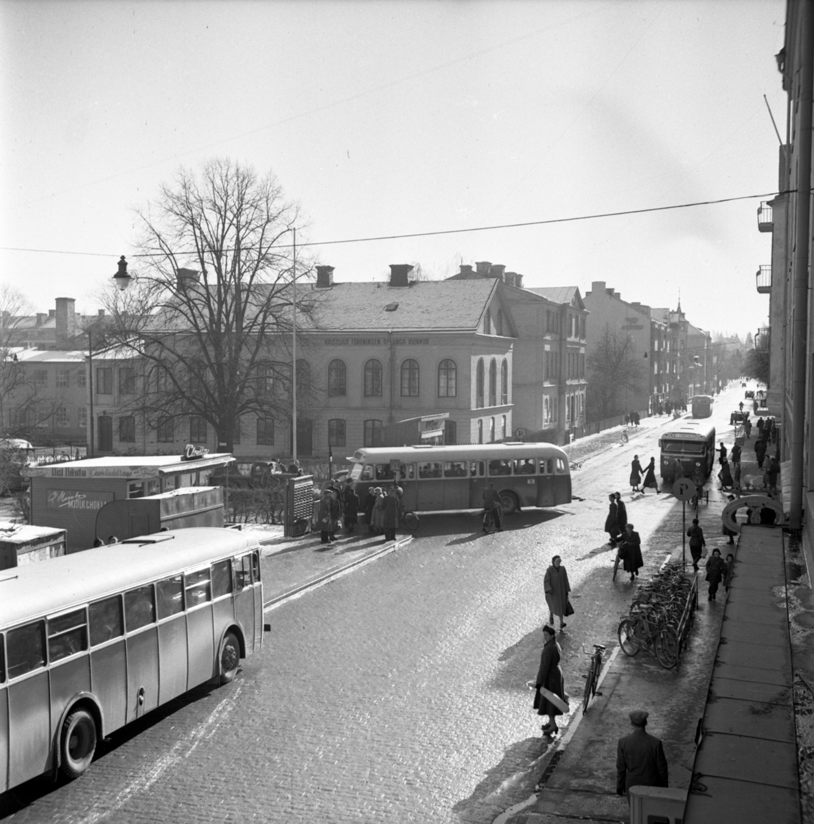Korsningen S:t Larsgatan och Drottninggatan. Stora huset i korsningen inrymmer KFUM-KFUK samt Mönerska stiftelsens privatskola.