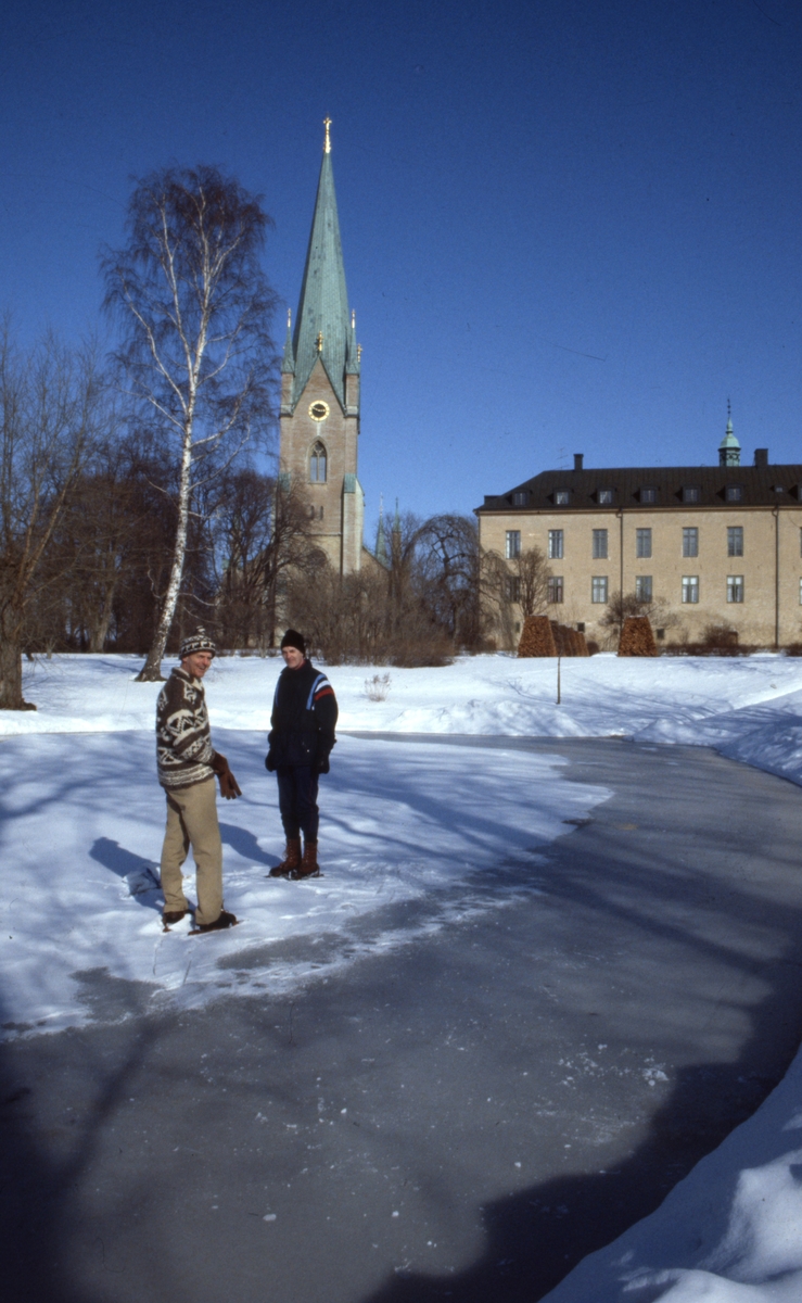 Biskop Martin Lönnebo och Landshövding Göte Svensson på hal is i slottsparken.