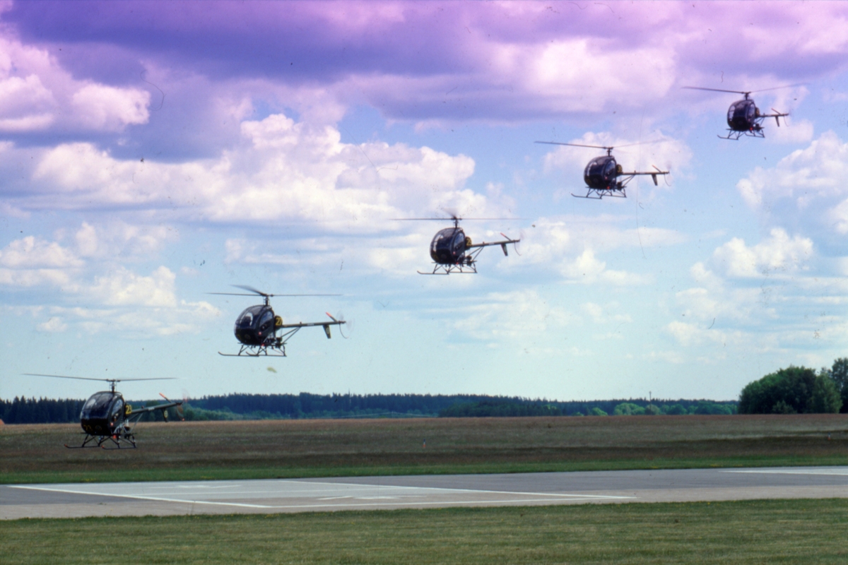 Helikopterdivision från F3 Malmslätt.
Ur Jagerwalls 2:dra bok: Östgöta arméflyg bataljon utbildar helikopterförare för både armén, marinen och flygvapnet. På dessa helikoptrar ges den dgliga utbildningen på Malmen.